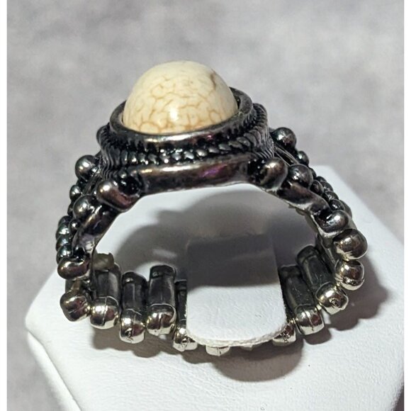 Victorian Style Silver Tone Stretch Ring With Marbled White Cabochon Size 7 1/2 - Picture 12 of 16
